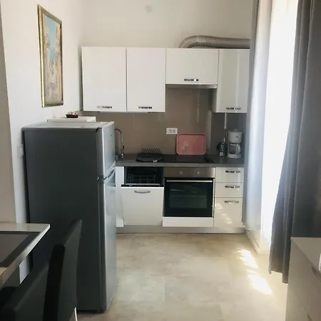 Summer No. 8 Apartment *